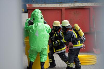 Container mit Natriumhydroxid brannte und muss von Feuerwehr in Fellbach gesichert werden
